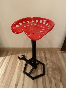 Tabouret de bar industriel avec ancien siège de tracteur rouge