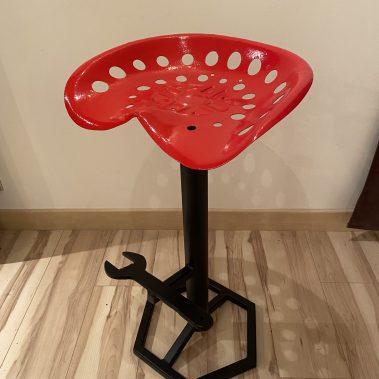 Tabouret de bar industriel avec ancien siège de tracteur rouge