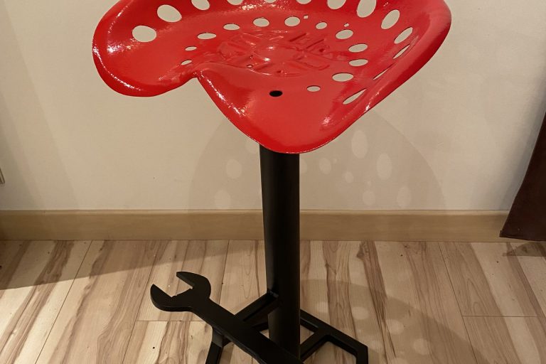 Tabouret de bar industriel avec ancien siège de tracteur rouge
