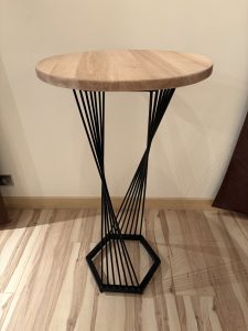 Mange-debout artisanal en bois et métal avec plateau rond et piètement noir torsadé