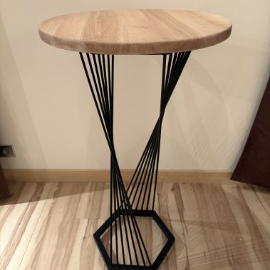 Mange-debout artisanal en bois et métal avec plateau rond et piètement noir torsadé
