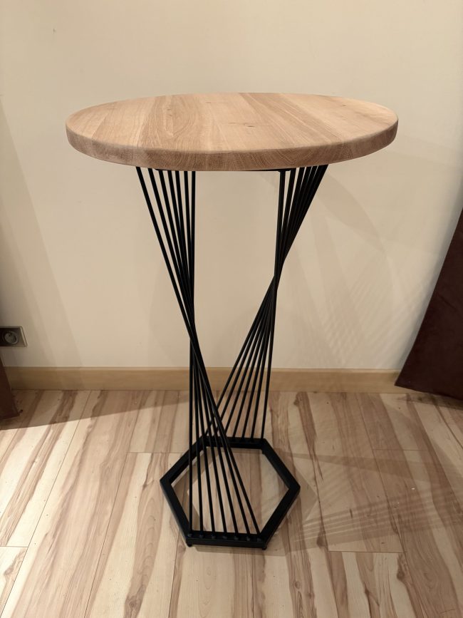 Mange-debout artisanal en bois et métal avec plateau rond et piètement noir torsadé