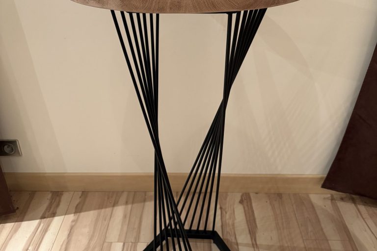 Mange-debout artisanal en bois et métal avec plateau rond et piètement noir torsadé