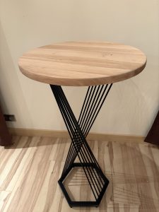 Mange-debout artisanal en bois et métal avec plateau rond et piètement noir torsadé