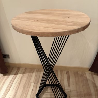 Mange-debout artisanal en bois et métal avec plateau rond et piètement noir torsadé