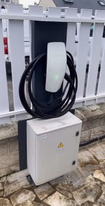 Support de borne automobile sur mesure fabriqué par Le Bois aux Mille Couleurs