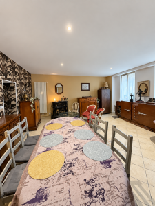 Rénovation d’un salon à Saint-Amand-Montrond avec murs clairs, plafond blanc et papier peint conservé
