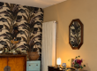 Rénovation d’un salon à Saint-Amand-Montrond avec murs clairs, plafond blanc et papier peint conservé