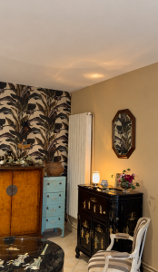 Rénovation d’un salon à Saint-Amand-Montrond avec murs clairs, plafond blanc et papier peint conservé