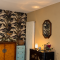 Rénovation d’un salon à Saint-Amand-Montrond avec murs clairs, plafond blanc et papier peint conservé