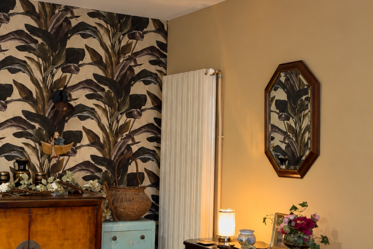 Rénovation d’un salon à Saint-Amand-Montrond avec murs clairs, plafond blanc et papier peint conservé