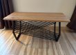 Table basse bois et métal sur mesure avec plateau en bois naturel et piètement géométrique en acier noir.