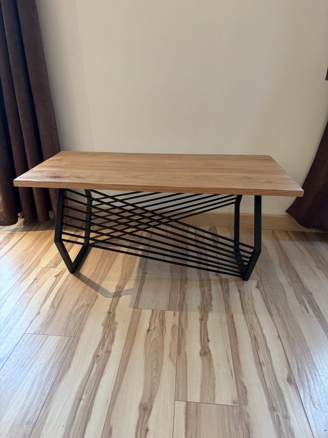 Table basse bois et métal sur mesure avec plateau en bois naturel et piètement géométrique en acier noir.