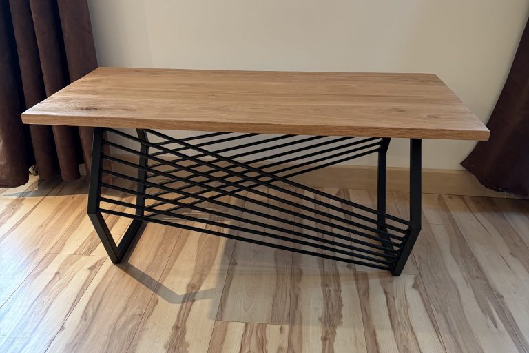 Table basse bois et métal sur mesure avec plateau en bois naturel et piètement géométrique en acier noir.
