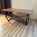 Table basse bois et métal sur mesure avec plateau en bois naturel et piètement géométrique en acier noir.