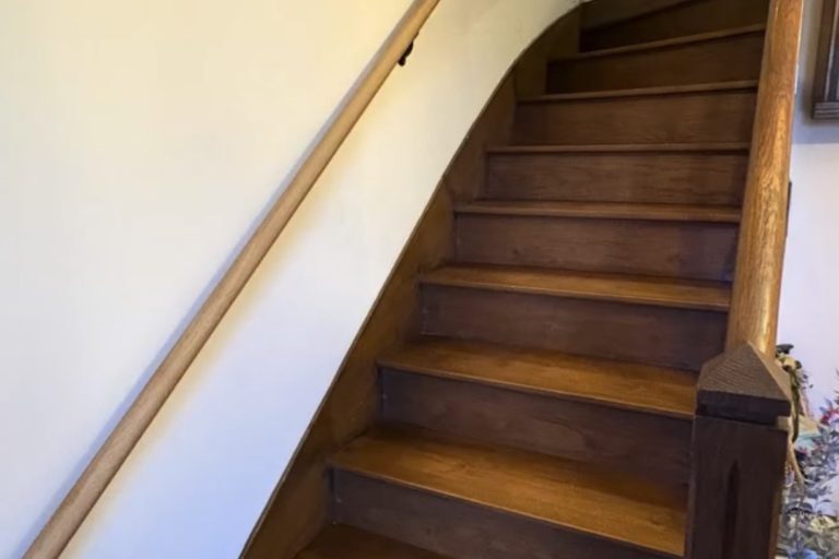 Main courante escalier Flée – pose pour sécuriser l’accès à l’étage