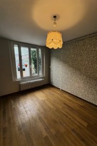 Rénovation d’une chambre à Tours avec murs et plafond repeints et pose d’un papier peint floral dans les tons vert et beige.