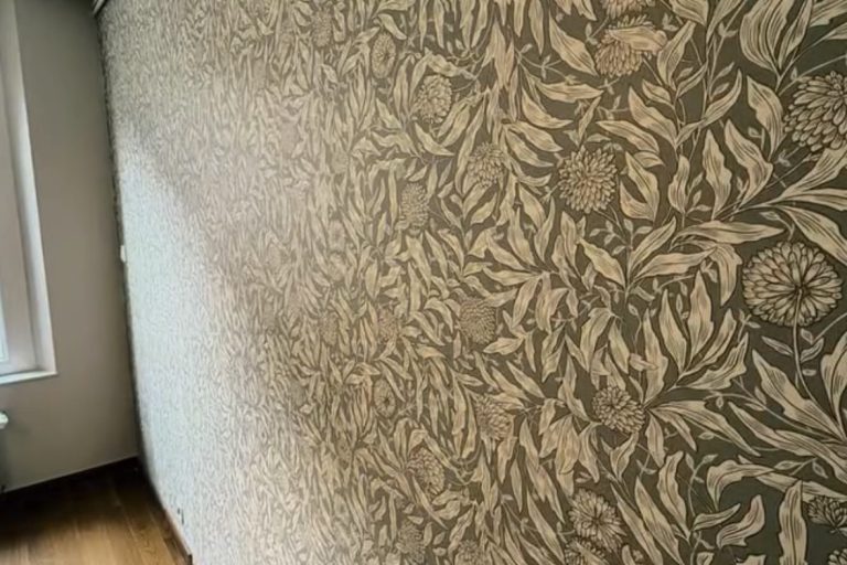 Rénovation d’une chambre à Tours avec murs et plafond repeints et pose d’un papier peint floral dans les tons vert et beige.