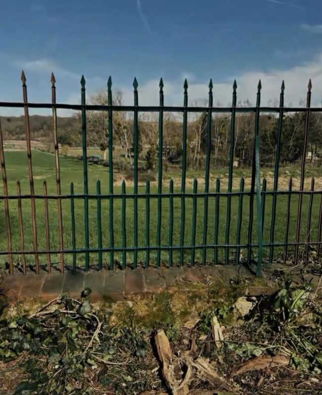 Réparation à l’identique d’une ancienne grille métallique de propriété à Rochecorbon après la chute d’un arbre lors d’une tornade.