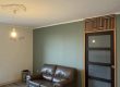 Rénovation d’un séjour avec pose de papier peint à motifs feuillages et peinture de deux couleurs assorties, avec conseil déco Bouchard Peinture.