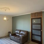 Rénovation d’un séjour avec pose de papier peint à motifs feuillages et peinture de deux couleurs assorties, avec conseil déco Bouchard Peinture.
