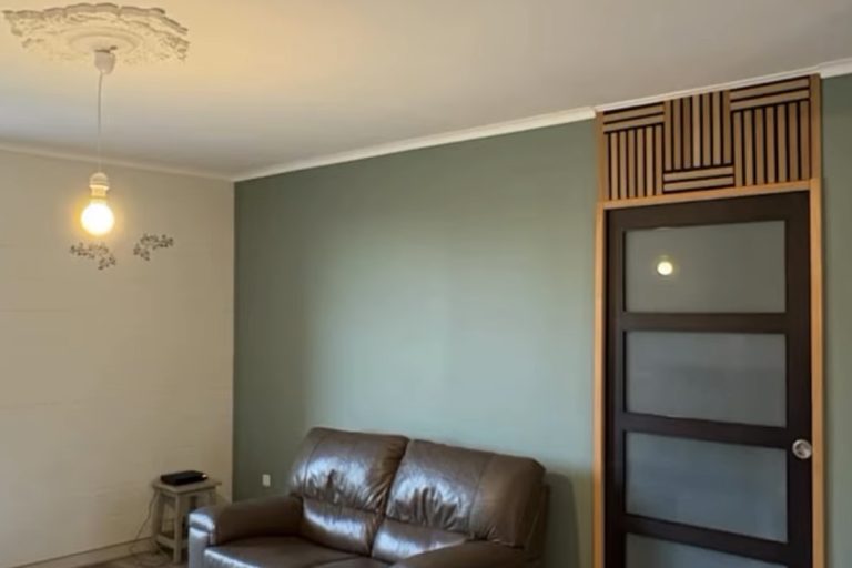 Rénovation d’un séjour avec pose de papier peint à motifs feuillages et peinture de deux couleurs assorties, avec conseil déco Bouchard Peinture.
