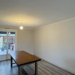 Rénovation d’un séjour avec pose de papier peint à motifs feuillages et peinture de deux couleurs assorties, avec conseil déco Bouchard Peinture.