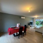 Rénovation d’un salon avec reprise des murs et du plafond après suppression d’une cloison, puis mise en peinture dans des teintes Bouchard Peinture.
