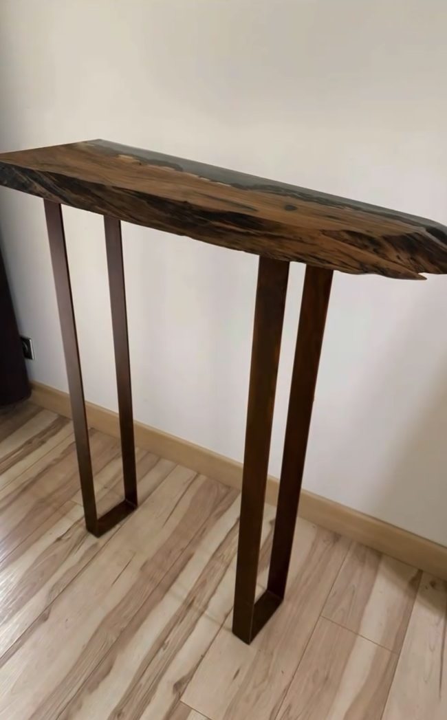 Pied de table sur mesure en acier effet rouillé et verni, fabriqué dans notre atelier à Bueil-en-Touraine.