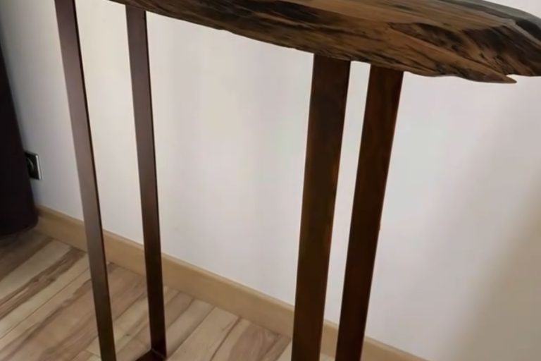 Pied de table sur mesure en acier effet rouillé et verni, fabriqué dans notre atelier à Bueil-en-Touraine.