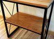 Meuble TV sur mesure en bois et métal, au design épuré, fabriqué à Bueil-en-Touraine pour une cliente de Saint-Cyr-sur-Loire.