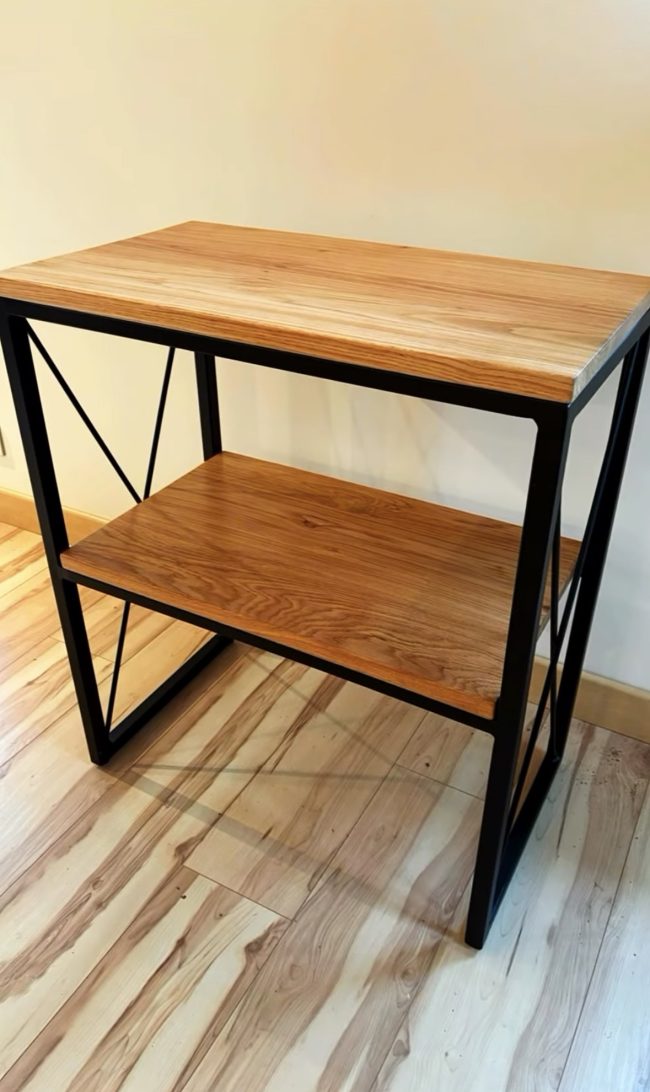 Meuble TV sur mesure en bois et métal, au design épuré, fabriqué à Bueil-en-Touraine pour une cliente de Saint-Cyr-sur-Loire.