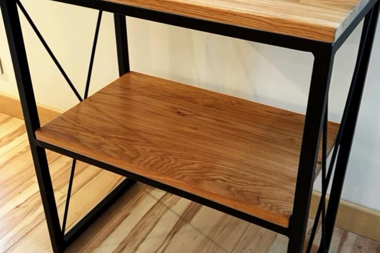 Meuble TV sur mesure en bois et métal, au design épuré, fabriqué à Bueil-en-Touraine pour une cliente de Saint-Cyr-sur-Loire.