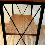 Meuble TV sur mesure en bois et métal, au design épuré, fabriqué à Bueil-en-Touraine pour une cliente de Saint-Cyr-sur-Loire.