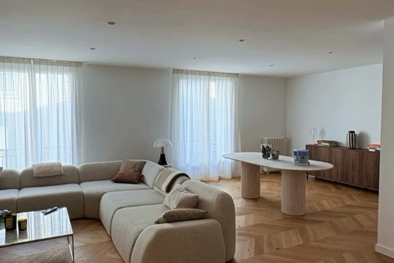 Rénovation complète appartement Tours centre avec murs blancs en peinture velours, plafond mat et préparation soignée des supports